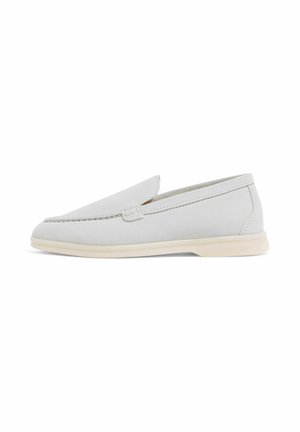 Chaussures slip-on gris clair avec une finition en daim lisse, bout arrondi, couture subtile et semelle en caoutchouc couleur crème. Design minimaliste.