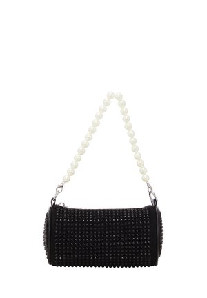 Borsa a mano nera di forma arrotondata, decorata con borchie nere. Presenta una tracolla a catena bianca simile a una perla e una chiusura a zip.