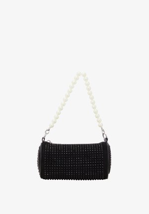Schwarze Clutch-Tasche mit runder Form, verziert mit schwarzen Nieten. Sie hat einen kettenartigen Riemen in Perlenoptik und einen Reißverschluss.