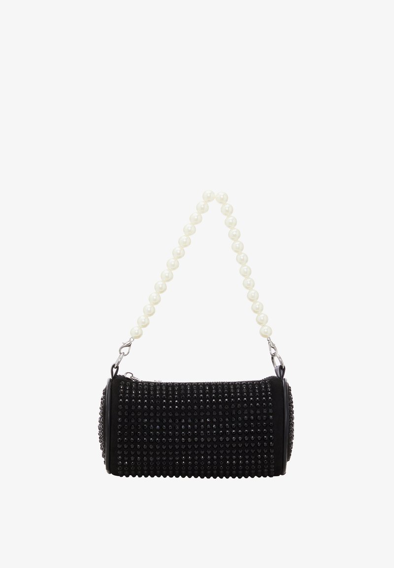 Sac à main noir en forme arrondie, orné de clous noirs. Dispose d'une bandoulière en chaîne ressemblant à des perles blanches et d'une fermeture éclair.