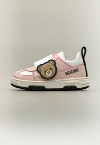 Ροζ και άσπρο αθλητικό παπούτσι Moschino με μαύρη σόλα και διακόσμηση προσώπου αρκούδας στο λουράκι, λογότυπο στο πλάι και ταμπελάκι στο πίσω μέρος.