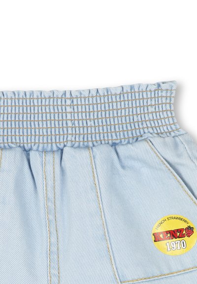 Shorts en denim bleu clair avec une taille smockée, ornés de coutures jaunes et d'un label rond KENZO avec un design de fraise.