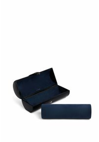 Custodia in pelle nera con texture liscia, apertura con zip e interno in contrasto blu notte. Include un astuccio cilindrico blu notte accanto.