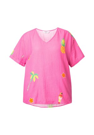 Lyserød kortærmet V-hals top lavet af struktureret stof, med ananas-, palmetræ- og papegøje-motiver i klare farver.