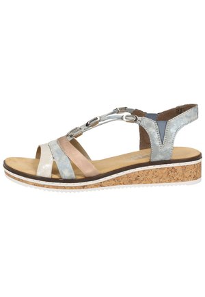 Sandalo con zeppa e suola in sughero, con cinturini argentati, beige e blu. Dettagli metallici e parte superiore testurizzata. Design con punta aperta.