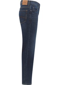 Tumši zili džinsi ar taisnu kāju dizainu, ar ādas uzlīmi jostasvietā un dekoratīvām šuvēm aizmugurējās kabatās.