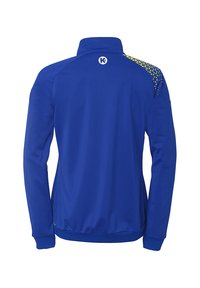 Blå sportjakke med høj krave, lange ærmer og et tekstureret design med gule trekantede accenter på skulderen.