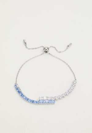 Silberne Kettenarmband mit abwechselnd rechteckigen hellblauen und runden klaren Steinen, mit einem verstellbaren Verschluss für einen sicheren Sitz.