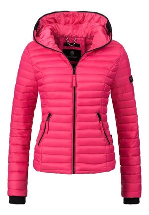 Lyserød quiltet jakke med hætte, lynlås foran, lynlåslommer i siderne og ribstrikkede sorte ærmekanter.