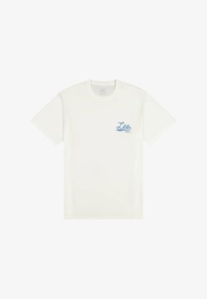 Valkoinen puuvillainen t-paita, jossa on vaaleansininen Lee-logo ja teksti "1889". Klassinen pyöreä kaula-aukko ja lyhyet hihat, sileä pinta.