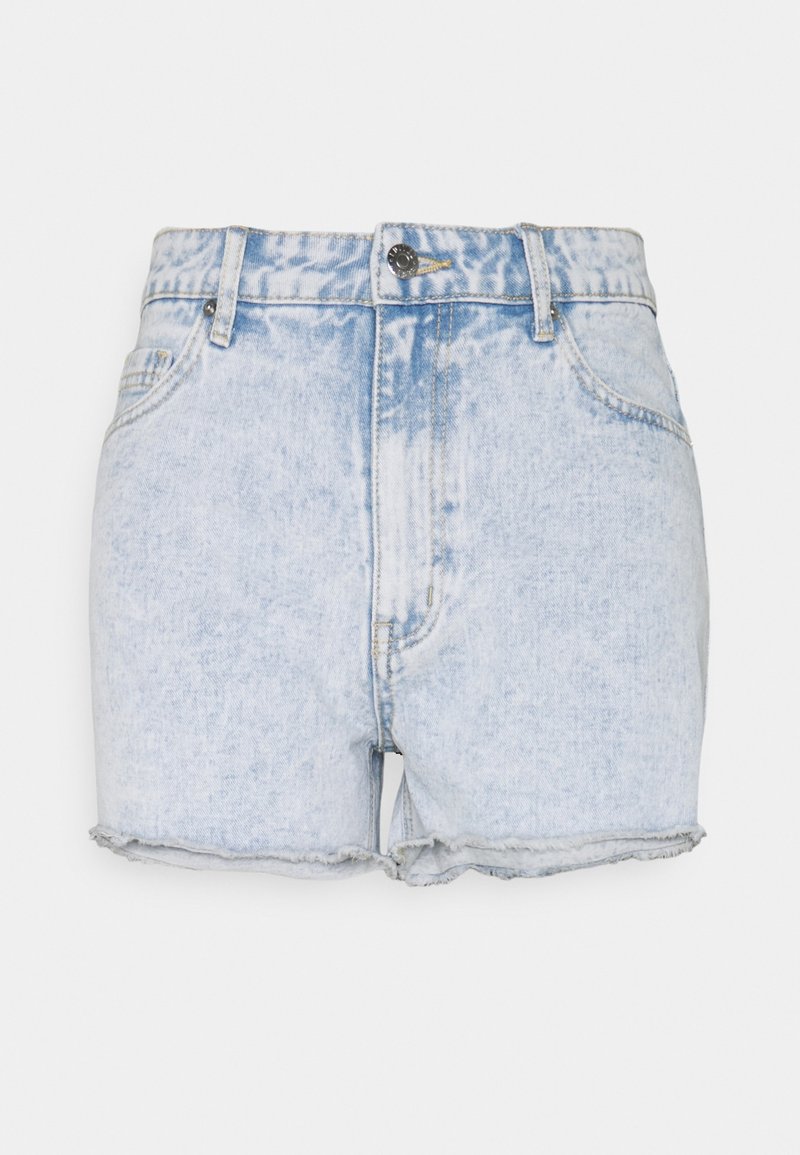 Short en jean bleu clair effet délavé acid wash avec ourlets effilochés, fermeture devant par bouton et zip, passants pour ceinture et poches latérales.