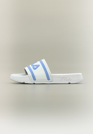 Sandalia blanca tipo slide con rayas azules y logotipo en la tira, plantilla texturizada y nombre de la marca grabado en el lateral de la suela.