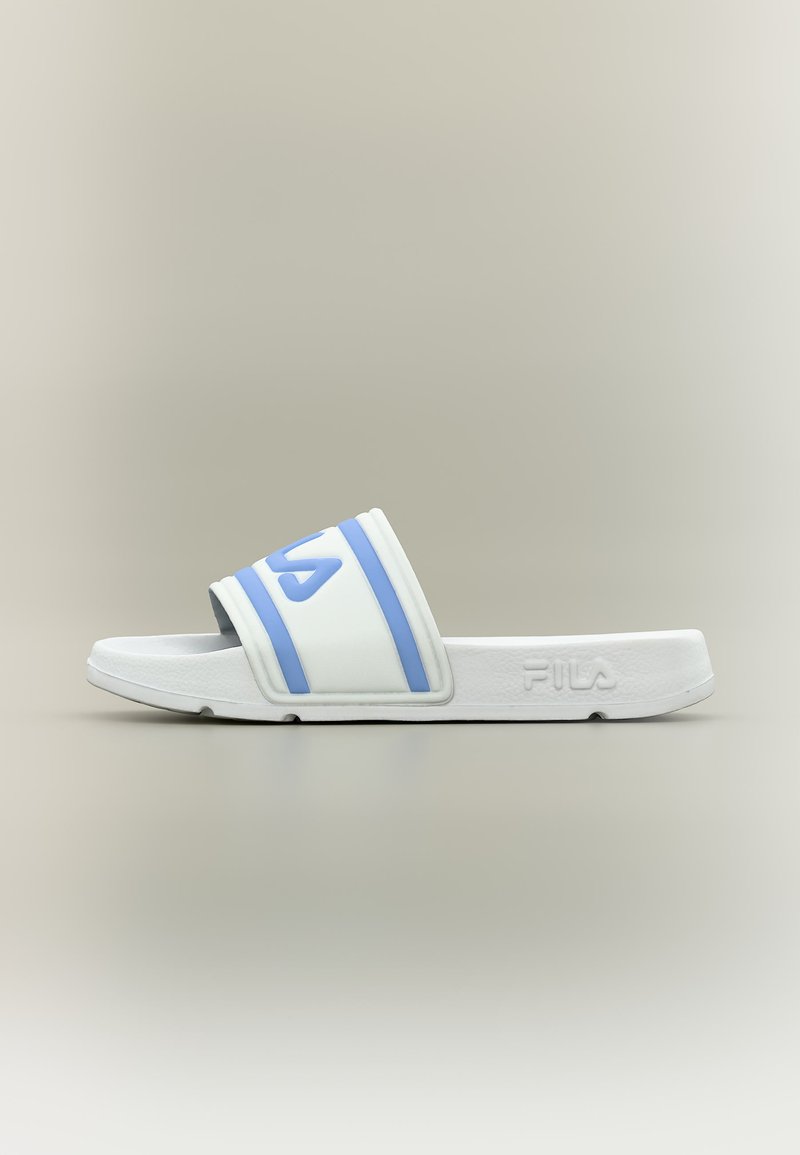 Λευκή σαγιονάρα με μπλε ρίγες και λογότυπο στο λουράκι, υφασμένο πέλμα και σφραγισμένο όνομα της μάρκας στο πλάι της σόλας.