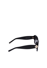 Lunettes de soleil Furla noires avec des branches épaisses, des accents ronds dorés près des charnières et le logo Furla embossé sur les embouts des branches, vues de côté.