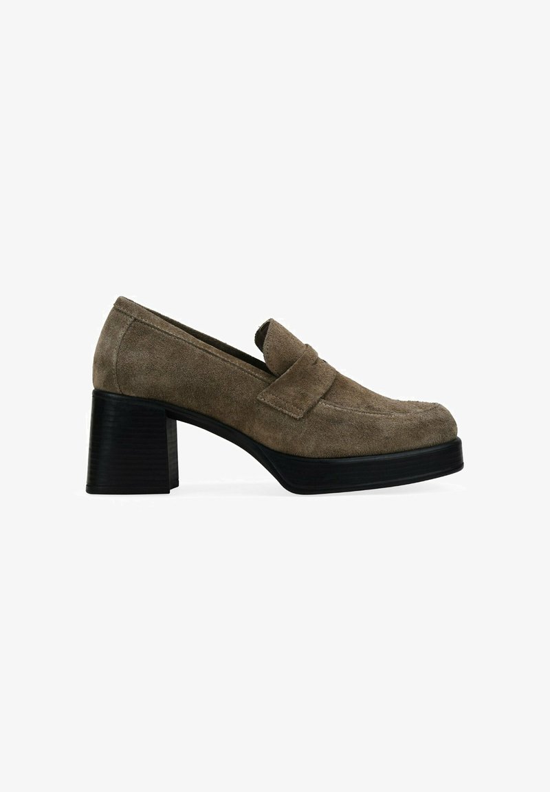 Mocasines de ante marrón con tacón cuadrado, punta redondeada y detalles de costura, que presentan una correa en el empeine y una suela negra texturizada.