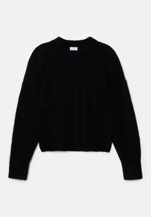 Černý zkrácený svetr vyrobený z nadýchaného materiálu. Má kulatý výstřih a dlouhé rukávy se měkkou texturou. Minimalistický design, bez vzorů.