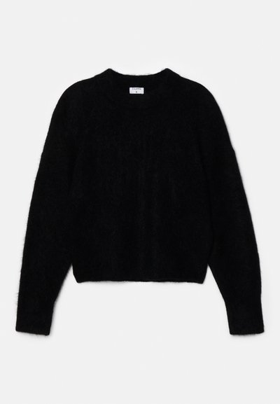 Schwarzer, kurzer Pullover aus plüschigem Material. Mit einem runden Ausschnitt und langen Ärmeln mit einer weichen Textur. Minimalistisches Design, keine Muster.