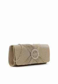 Pochette de soirée dorée avec des détails plissés, une décoration circulaire en strass et une fine chaîne.
