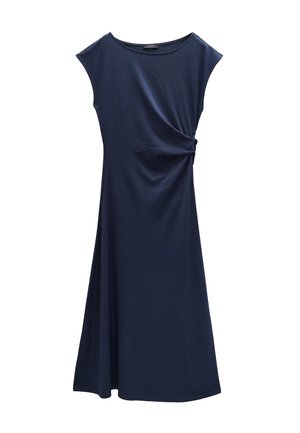 Granatowa sukienka midi bez rękawów z okrągłym dekoltem i ozdobą w postaci węzła po boku, tworząca miękkie drapowania na talii.
