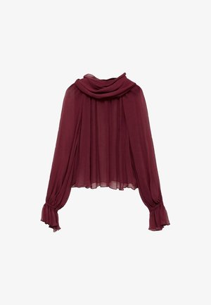 Blusa de gasa burdeos con cuello drapeado y mangas largas. Las mangas tienen puños fruncidos, creando una silueta fluida.