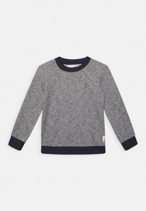 Długi sweter z dzianiny w paski w kolorze szarym i czarnym, z czarnymi ściągaczami na mankietach, dekolcie i dolnym brzegu, rozłożony płasko na białym tle.