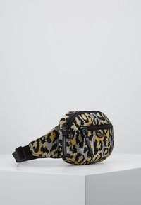 Borsa a cintura con un motivo in stampa animale nero, oro e grigio. Presenta due scomparti con zip e una tracolla regolabile. Tessuto intrecciato testurizzato.