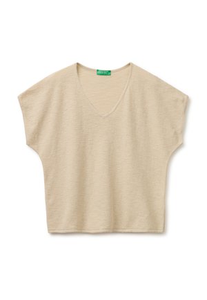 Beige, gebreide top met korte mouwen, V-hals en losse pasvorm, met een groen label bij de halslijn.