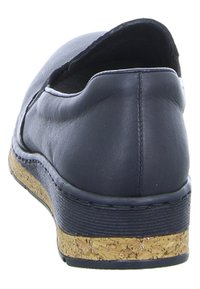 Dunkelblaue Lederschuhe mit einer Korkzwischensohle, runder Form und genähten Details entlang der Kante; rückfreies Design für einfaches An- und Ausziehen.