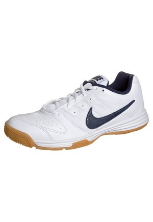 Chaussure de sport blanche Nike avec logo swoosh noir, semelle en caoutchouc, lacets blancs et doublure intérieure noire, vue sous un léger angle latéral.