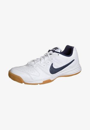 Chaussure de sport blanche Nike avec logo swoosh noir, semelle en caoutchouc, lacets blancs et doublure intérieure noire, vue sous un léger angle latéral.
