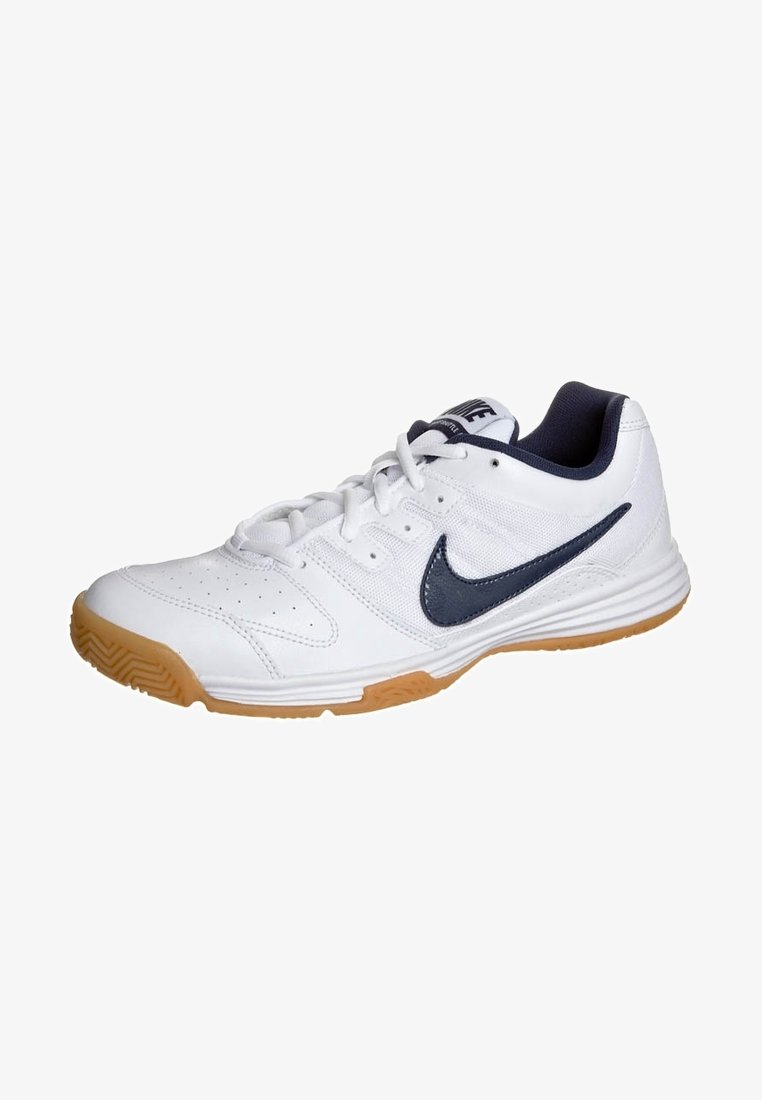 Chaussure de sport blanche Nike avec logo swoosh noir, semelle en caoutchouc, lacets blancs et doublure intérieure noire, vue sous un léger angle latéral.
