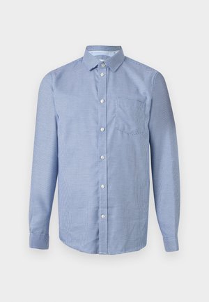 Chemise à manches longues à boutons, à petit motif à carreaux bleu et blanc, col classique et poche poitrine avant sur un fond neutre.