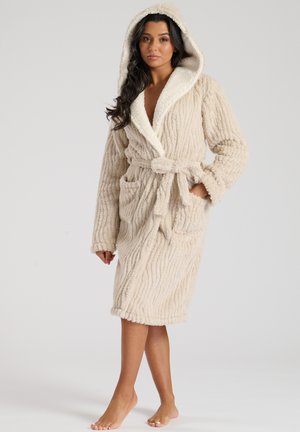 Beige Kapuzenrobe aus einem weichen, strukturierten Stoff mit einem gerippten Muster, tailliertem Gürtel und zwei Fronttaschen.
