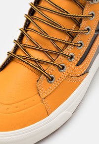 Vans Baskets montantes - apricot