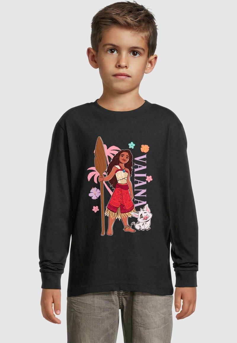 Zwart shirt met lange mouwen met een kleurrafische afbeelding van een personage met een peddel, vergezeld van een varken en bloemige accenten.