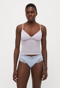 Canottiera lilla con spalline sottili abbinata a biancheria intima azzurra chiara con un delicato bordo in pizzo lungo la vita.