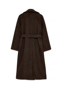 Garšs brūns vilnas mētelis ar brīvu piegriezumu, plašu apkakli, jostu viduklī un garām piedurknēm, ar struktūru virsmu un bez redzamām aizdarnēm.