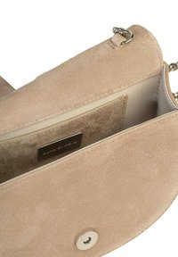 Borsa a tracolla in suede beige con chiusura magnetica, tracolla a catena e interno foderato con tasca e etichetta del marchio.