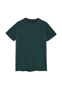 Camiseta de algodón verde con cuello redondo, mangas cortas y un pequeño logo cuadrado negro en el pecho. Textura suave y diseño casual.
