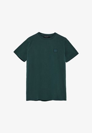 Grünes Baumwoll-T-Shirt mit Rundhalsausschnitt, kurzen Ärmeln und einem kleinen schwarzen Quadratlogo auf der Brust. Glatte Textur und lässiges Design.