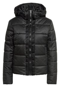 Černá prošívaná bunda s kapucí, s prošívaným vzorem, předním zipem a černým kontrastním panelem uprostřed. Hladká, lesklá textura látky.