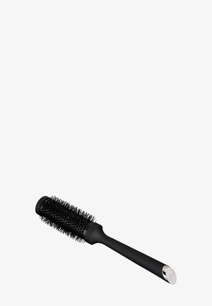 Schwarze zylindrische runde Haarbürste mit dicht stehenden Borsten und einem langen ergonomischen Griff mit silberner Endkappe.