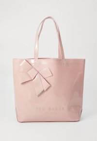 Saco tote rosa brilhante com um laço decorativo, apresentando duas pegas e texto dourado em relevo "TED BAKER LONDON" na base.