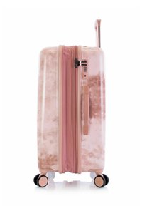 Valigia rigida rosa con motivo marmoreo, chiusura con zip, manico retrattile e quattro ruote per la mobilità.