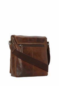 Borsa a tracolla in pelle marrone con una texture liscia, tracolla regolabile, tasca frontale con zip e design minimalista.