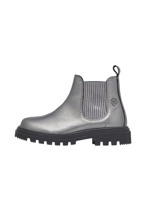 Stivale Chelsea argentato metallico con pannello laterale elastico texturizzato, suola in gomma nera e linguetta per indossarlo facilmente.