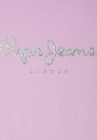 Rožinė medvilnė su "Pepe Jeans" sidabro blizgučiais ir "LONDON" mažesniu tekstu žemiau. Lygus paviršius, laisvalaikio dizainas.