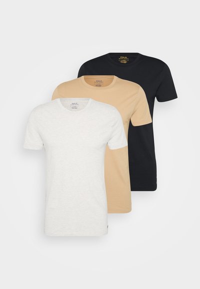 Trys trumpų rankovių marškiniai: vieni balti, vieni smėliniai ir vieni juodi. Kiekvieni turi apvalų kaklą ir švelnų, lygų paviršių.