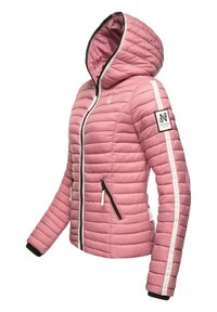 Rosa puffjacka med huva, kviltad textur, svart dragkedja, två sidofickor och vita ränder på ärmarna. Har en logotypapplikation på ärmen.