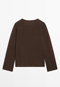 Pull en tricot marron foncé à manches longues avec un col rond, vu de dos sur un fond blanc uni.